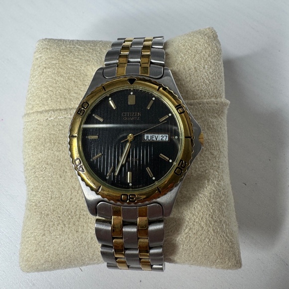 Citzen's Men's Gold & silver Tone Black Dial Watch - Picture 2 of 8
